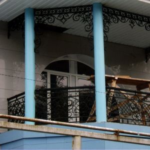 Балкон-веранда с кованым ограждением