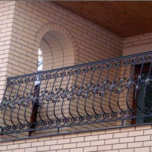 Балкон-лоджия с кованым ограждением.