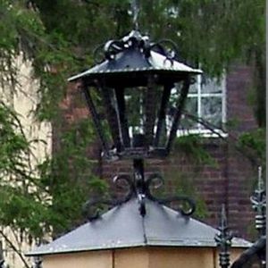 Кованый колпак-фонарь на столбах ограды