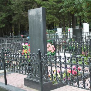 Кованая оградка и столик на кладбище - 03