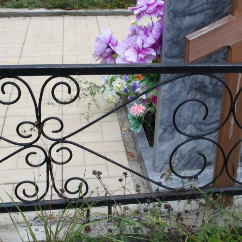 Кованая оградка и столик на кладбище - 04
