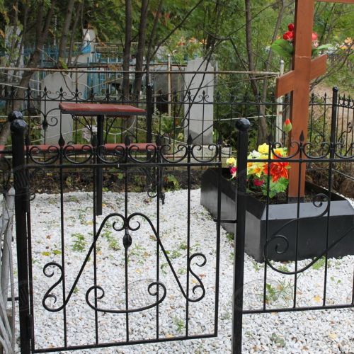 Кованая оградка и столик на кладбище - 05