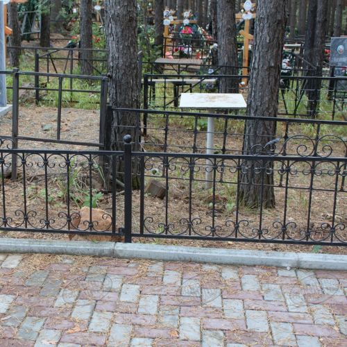 Кованая оградка и столик на кладбище - 06