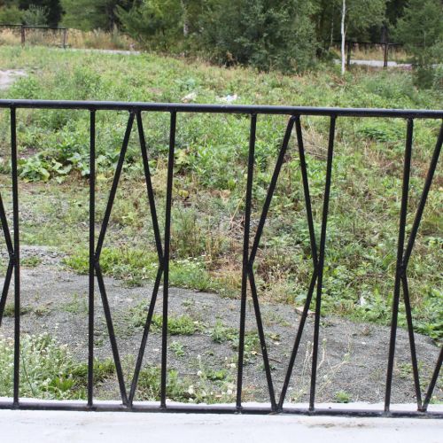 Кованая оградка и столик на кладбище - 07