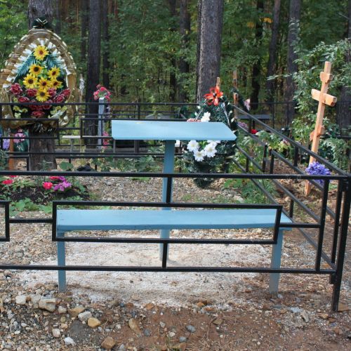 Кованая оградка и столик на кладбище - 15