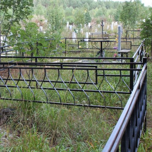 Кованая оградка и столик на кладбище - 17