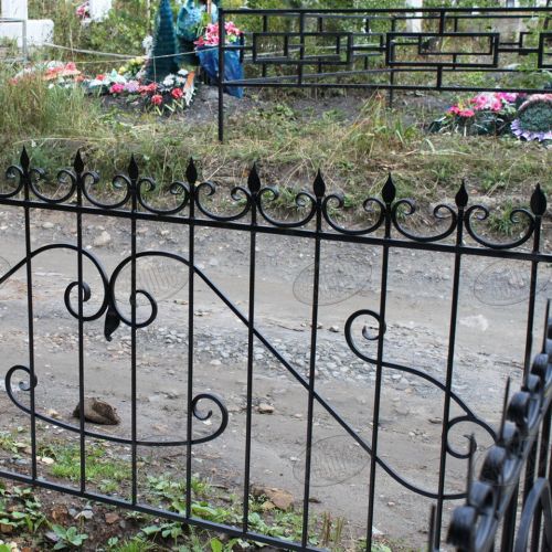 Кованая оградка и столик на кладбище - 20