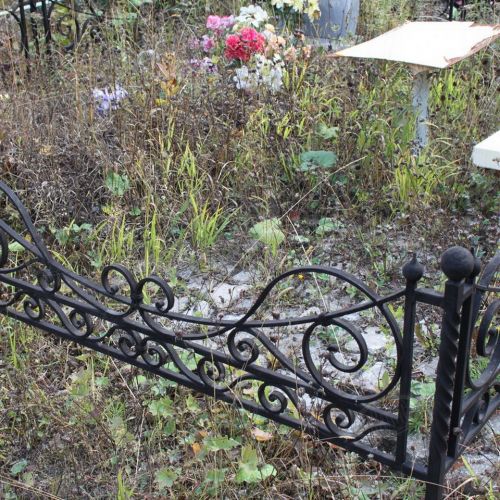 Кованая оградка и столик на кладбище - 21