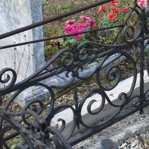 Кованая оградка и столик на кладбище - 22