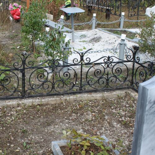 Кованая оградка и столик на кладбище - 22