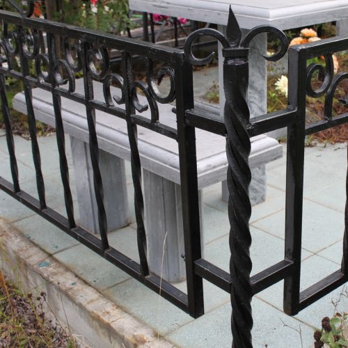 Кованая оградка и столик на кладбище - 25