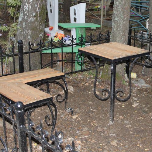 Кованая оградка и столик на кладбище - 31