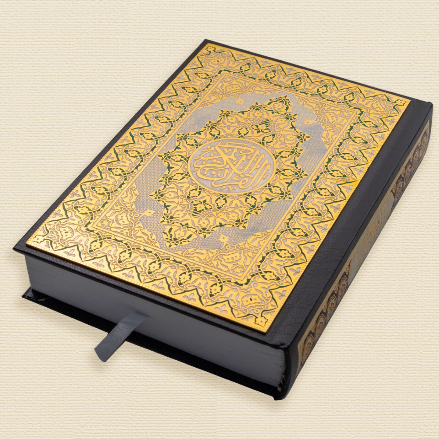 Книга мусульман 5. Коран. Коран золотой в коробке. Коран Эстетика. Коран Золотая вышивка.
